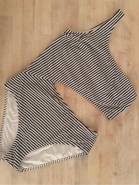 Abercrombie & Fitch Black and White Striped One-Shoulder Swim Top
